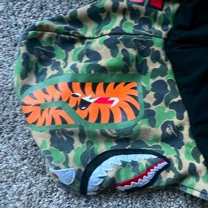 i’m selling a bape it’s in pretty nice condition got it a month ago
